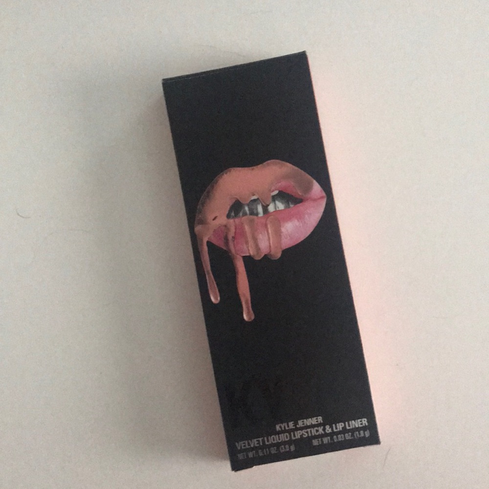 Kylie velvet lip stick in “bare”